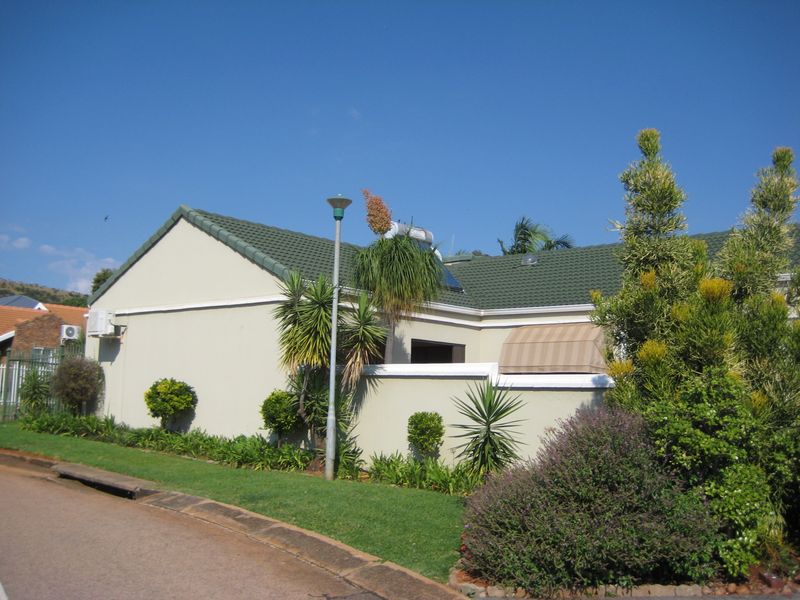 3 Bed plus 3 Livingareas in Magalieskruin - Photo 2