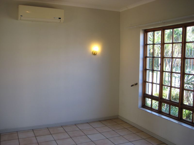 3 Bed plus 3 Livingareas in Magalieskruin - Photo 10