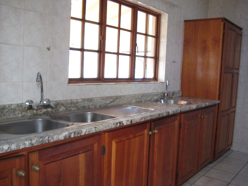 3 Bed plus 3 Livingareas in Magalieskruin - Photo 8