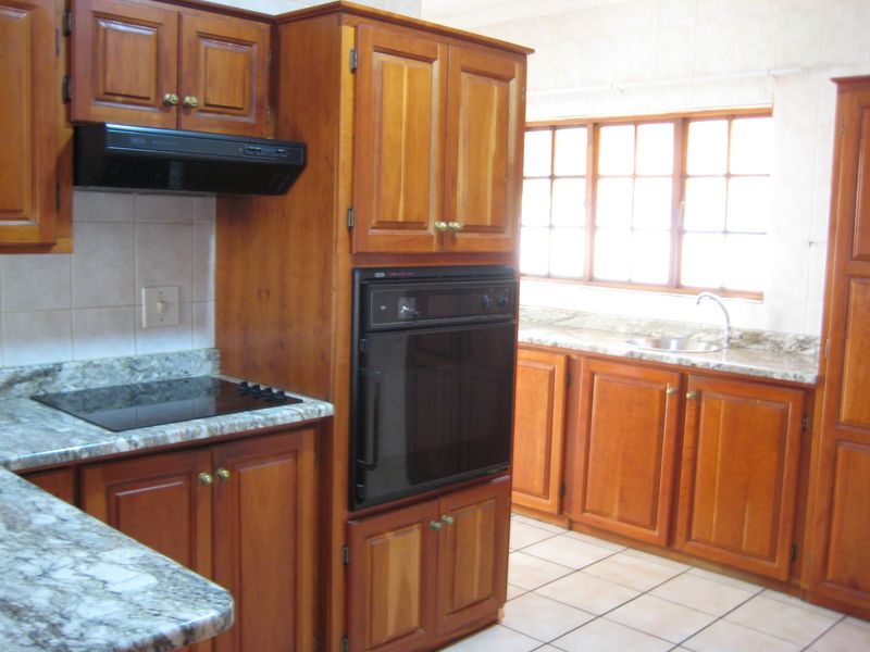 3 Bed plus 3 Livingareas in Magalieskruin - Photo 7