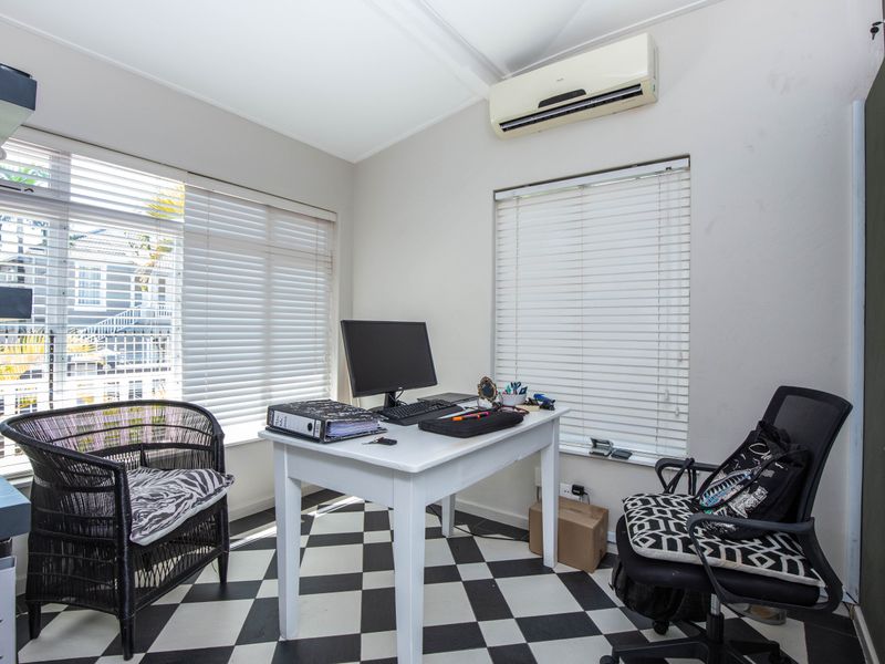 Set in the peaceful, leafy street in the heart of Morningside - Photo 8