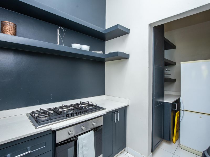 Set in the peaceful, leafy street in the heart of Morningside - Photo 6