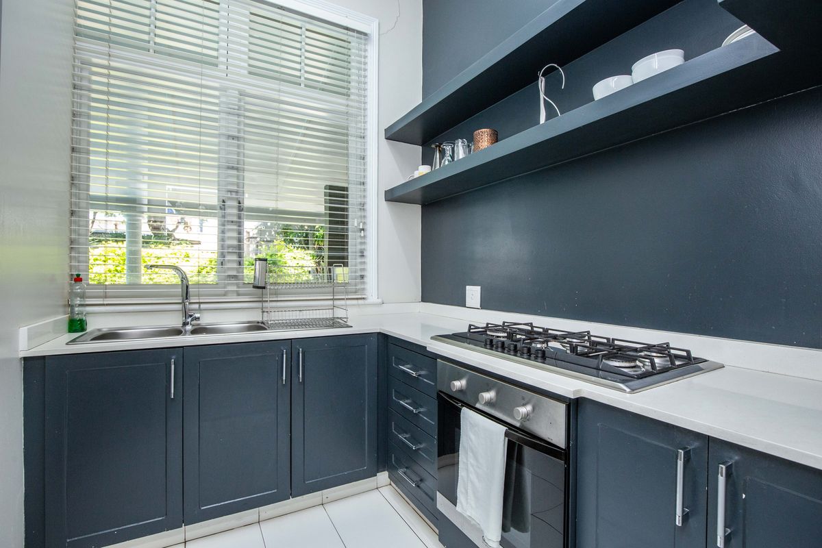 Set in the peaceful, leafy street in the heart of Morningside - Photo 4