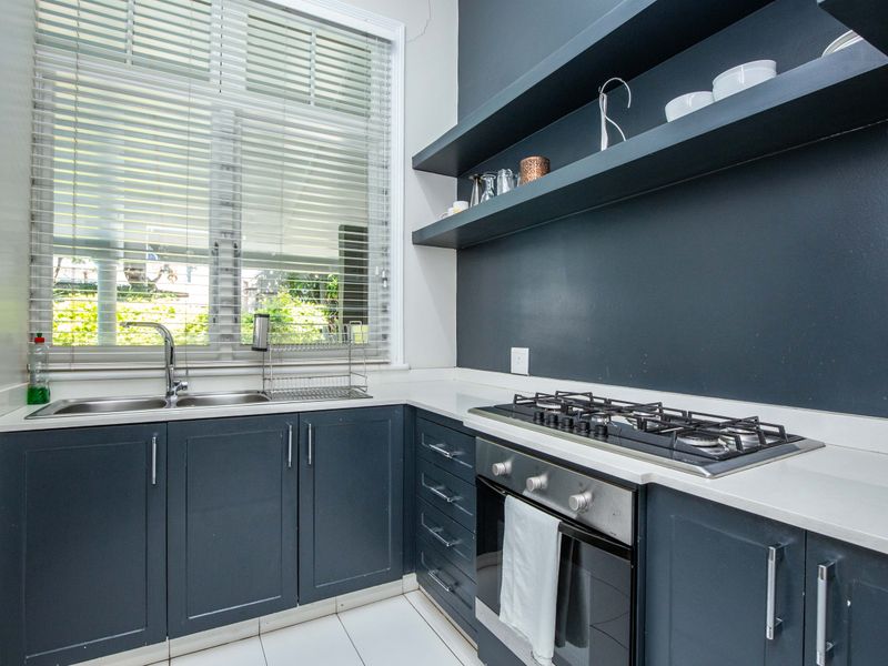 Set in the peaceful, leafy street in the heart of Morningside - Photo 4