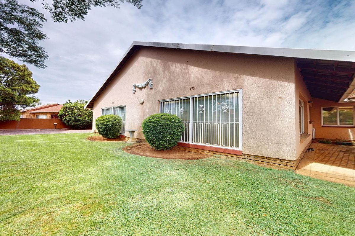 Spacious Family Home in the Heart of Klippoortje - Photo 2