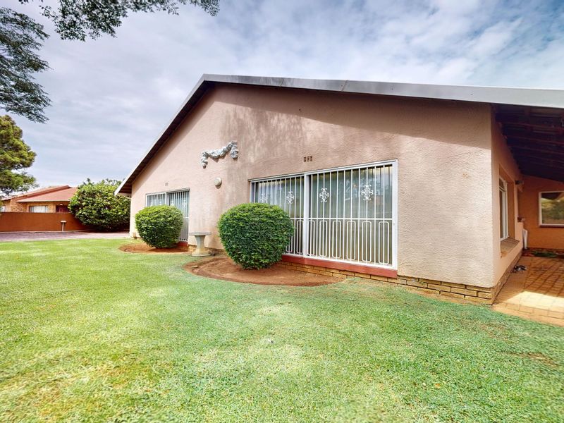 Spacious Family Home in the Heart of Klippoortje - Photo 2