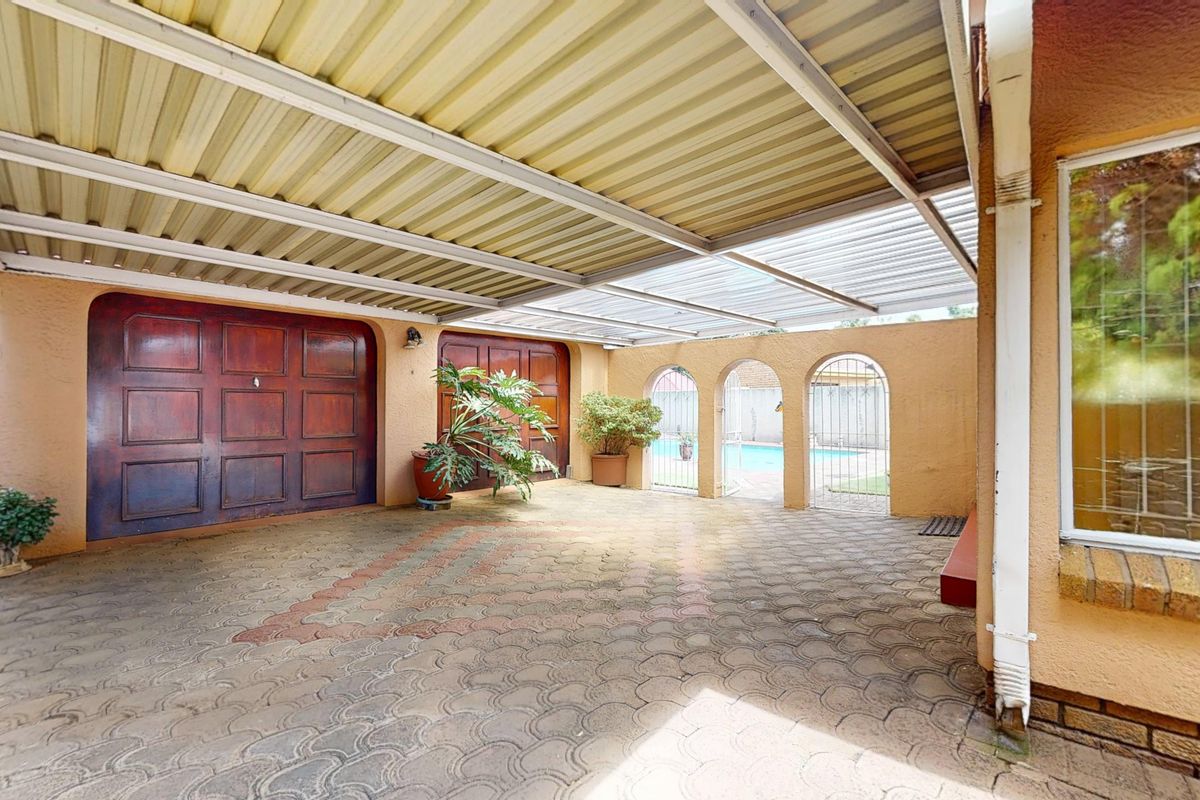 Spacious Family Home in the Heart of Klippoortje - Photo 3