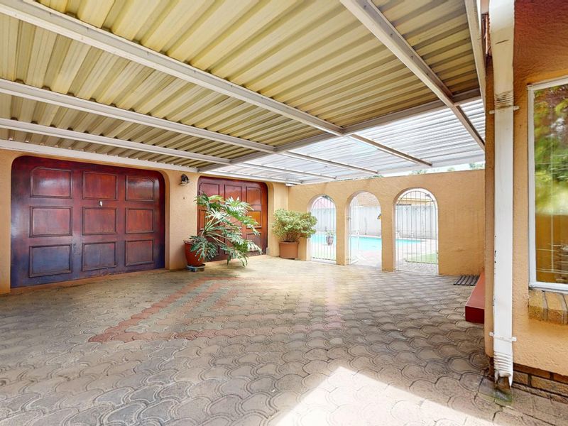 Spacious Family Home in the Heart of Klippoortje - Photo 3