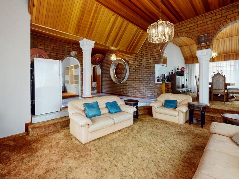 Spacious Family Home in the Heart of Klippoortje - Photo 9