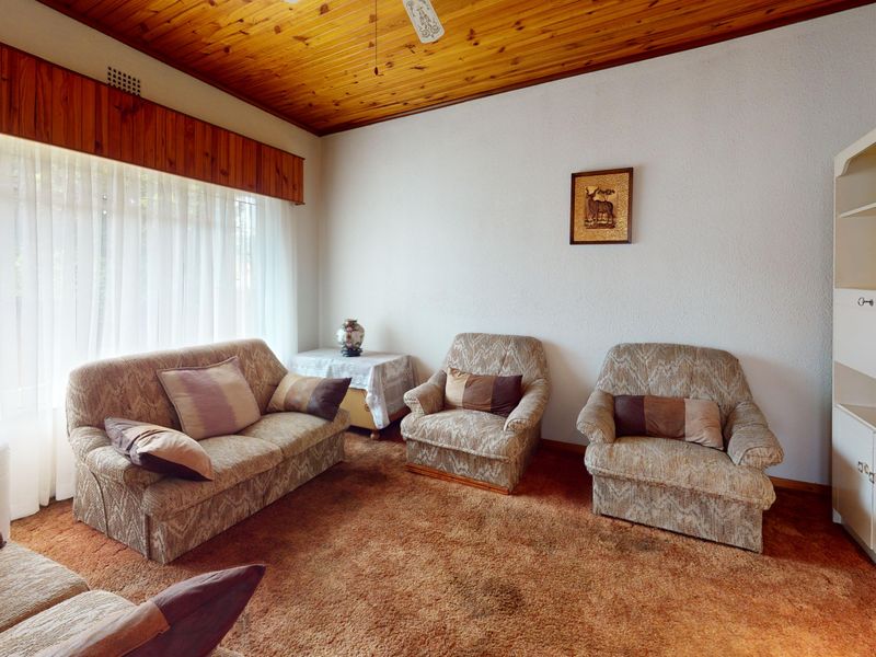 Spacious Family Home in the Heart of Klippoortje - Photo 10