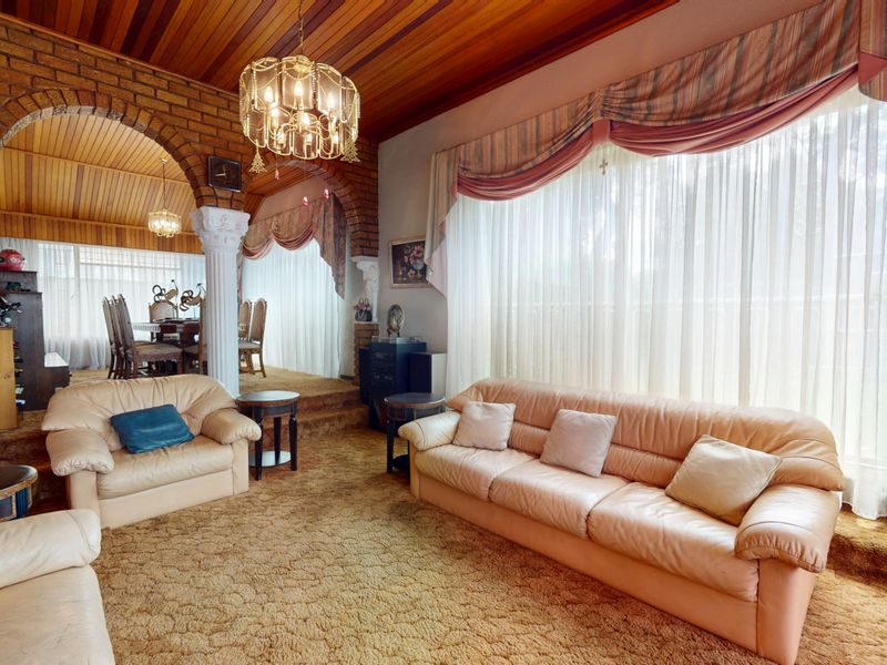 Spacious Family Home in the Heart of Klippoortje - Photo 7