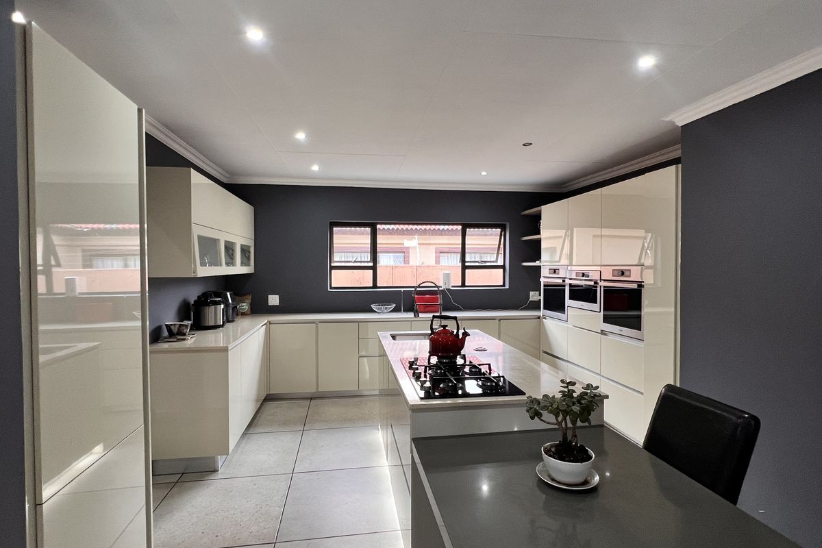 Spacious Family Home with Flatlet in a Sought-After Estate - Photo 2