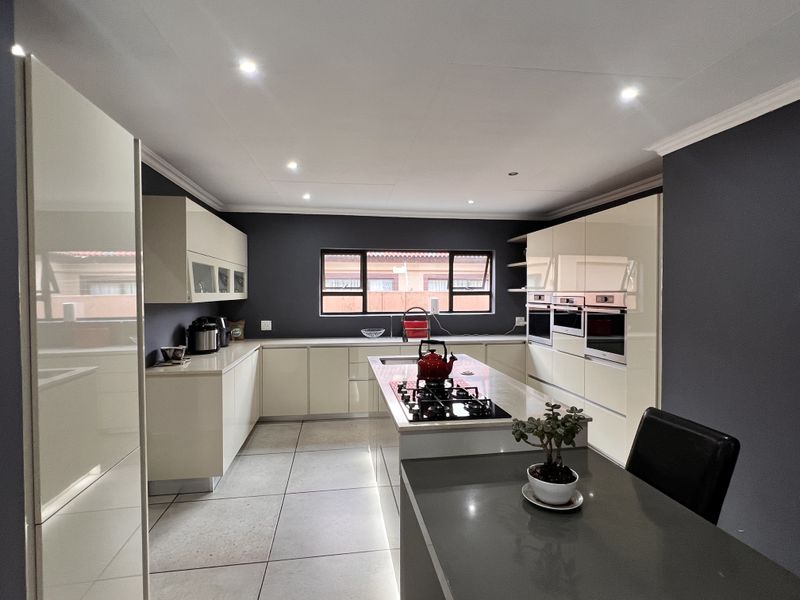 Spacious Family Home with Flatlet in a Sought-After Estate - Photo 2