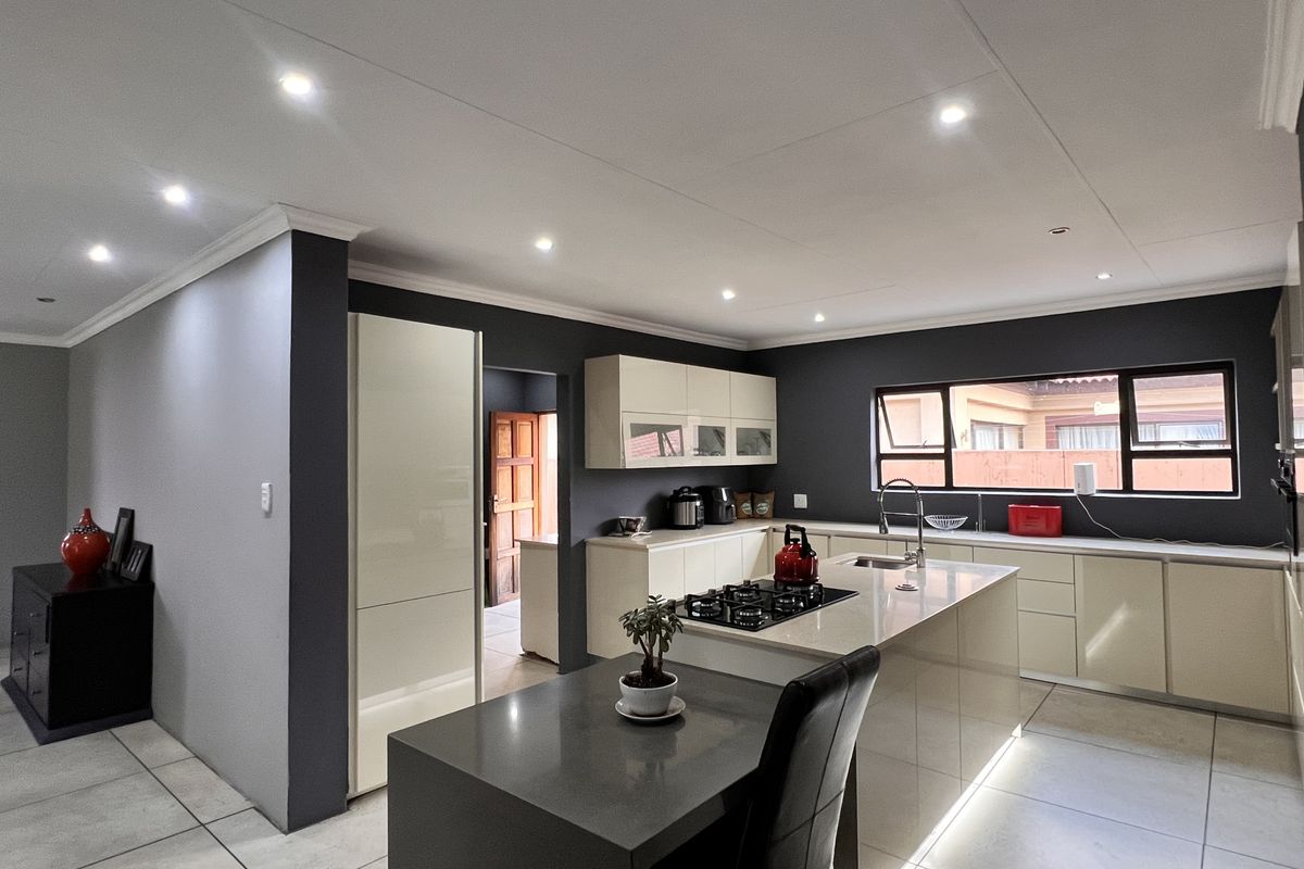 Spacious Family Home with Flatlet in a Sought-After Estate - Photo 5