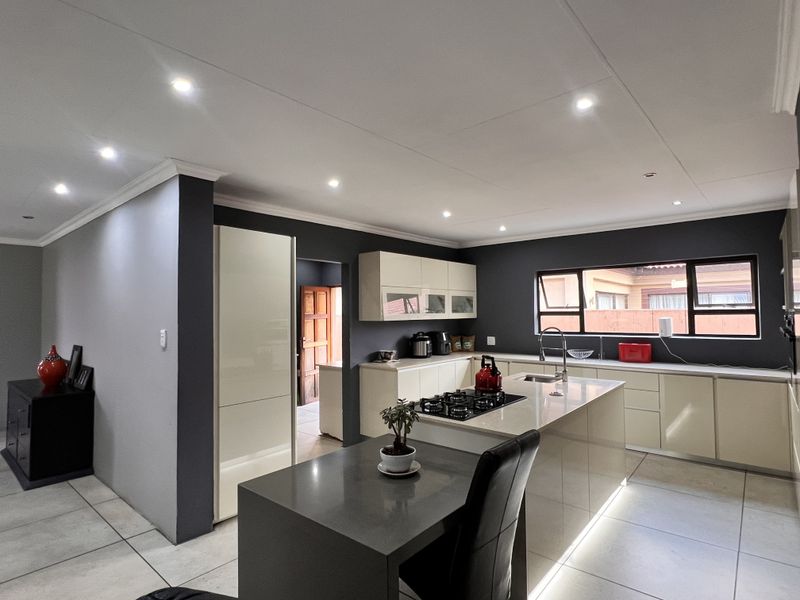 Spacious Family Home with Flatlet in a Sought-After Estate - Photo 5