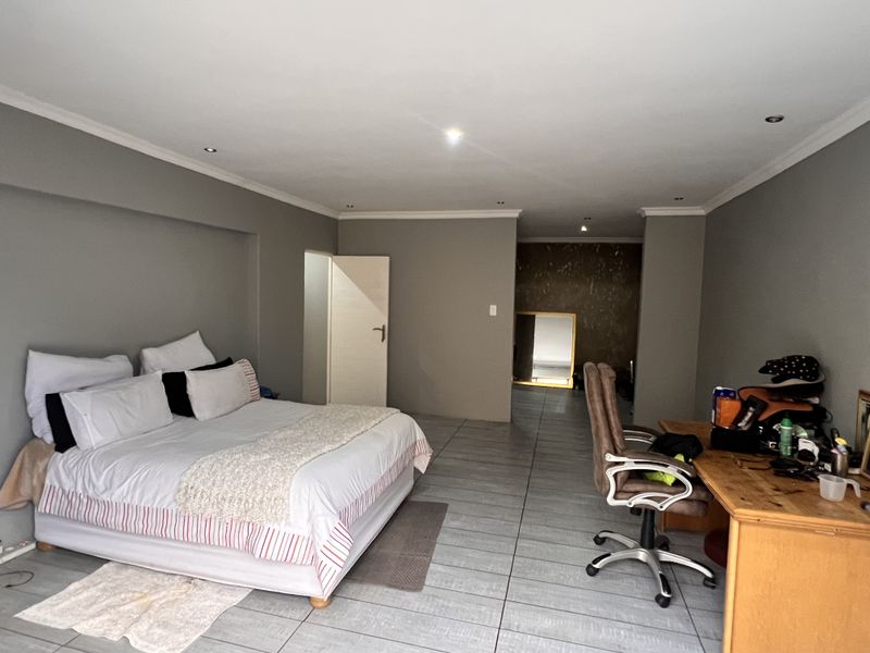 Spacious Family Home with Flatlet in a Sought-After Estate - Photo 10