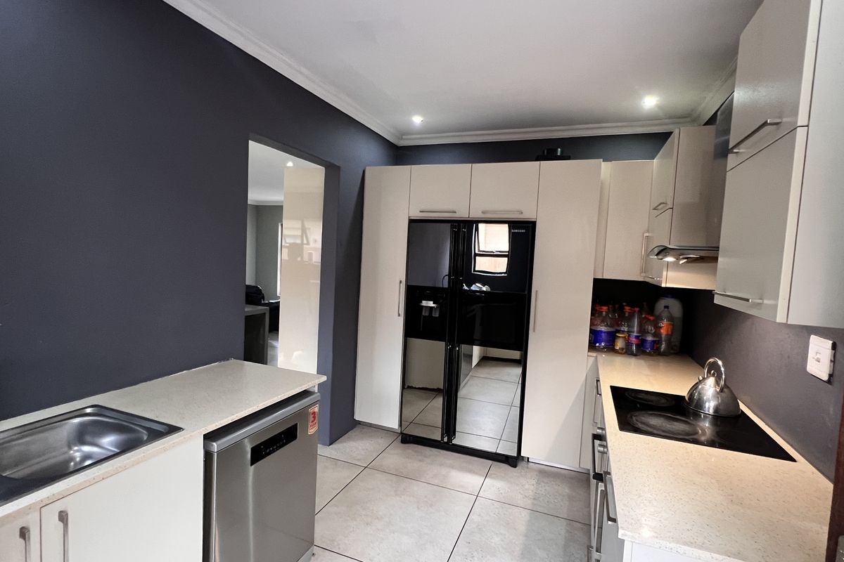 Spacious Family Home with Flatlet in a Sought-After Estate - Photo 3