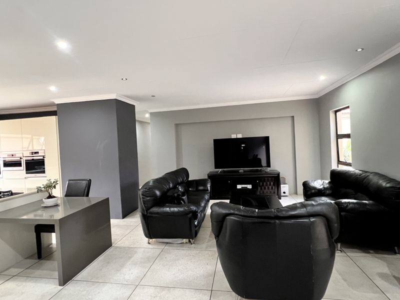 Spacious Family Home with Flatlet in a Sought-After Estate - Photo 7