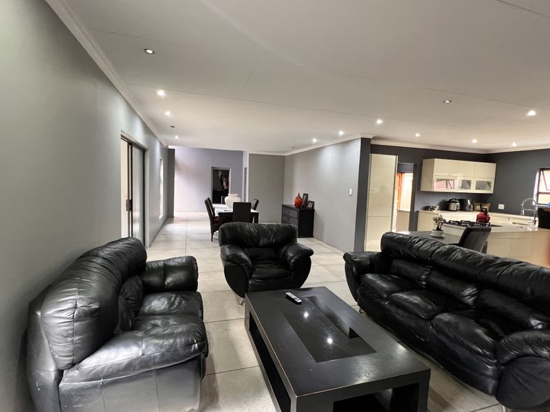Spacious Family Home with Flatlet in a Sought-After Estate - Photo 6