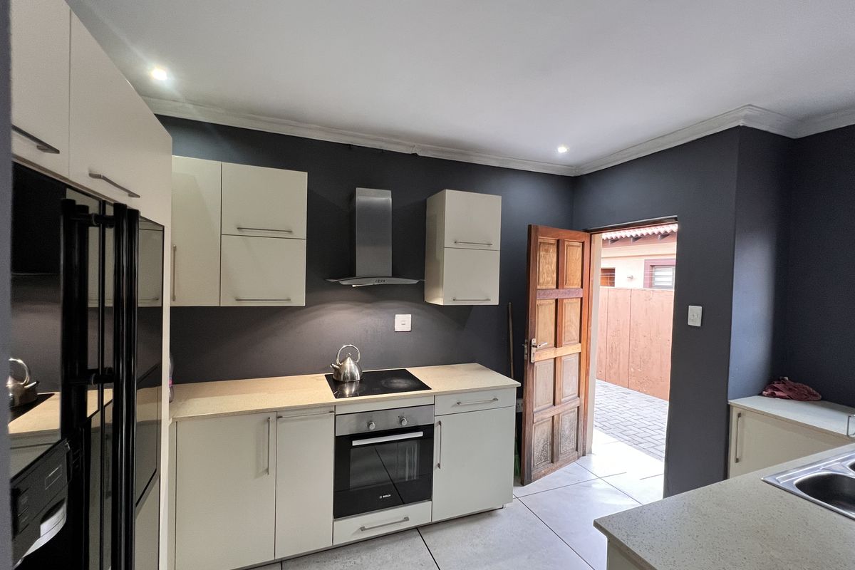 Spacious Family Home with Flatlet in a Sought-After Estate - Photo 4