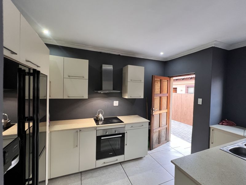 Spacious Family Home with Flatlet in a Sought-After Estate - Photo 4