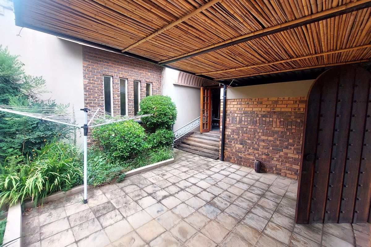 Comfort, Convenience and Secure family living with flatlet - Photo 4