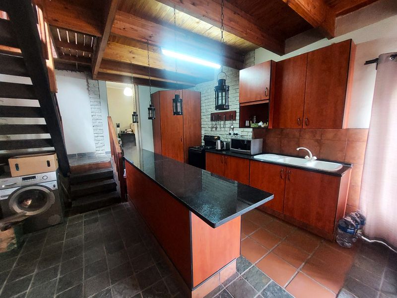 Comfort, Convenience and Secure family living with flatlet - Photo 6