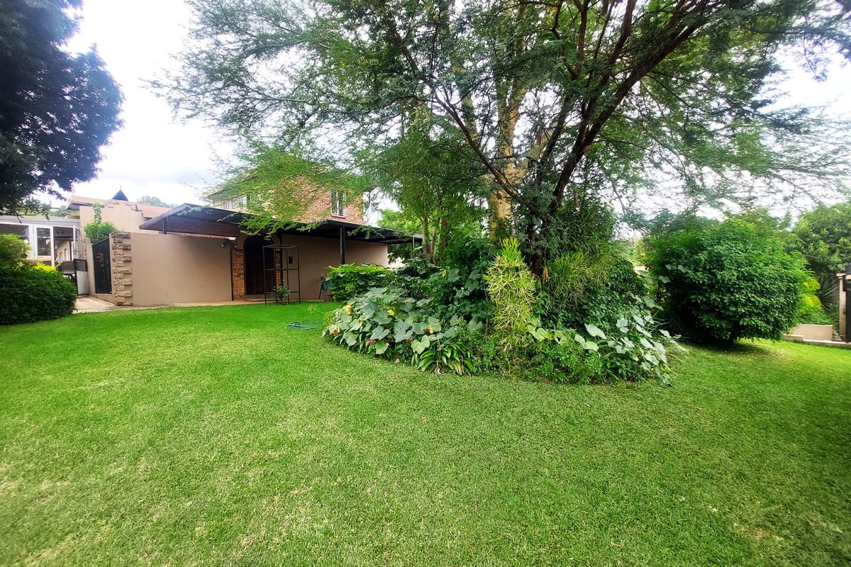 Comfort, Convenience and Secure family living with flatlet - Photo 2