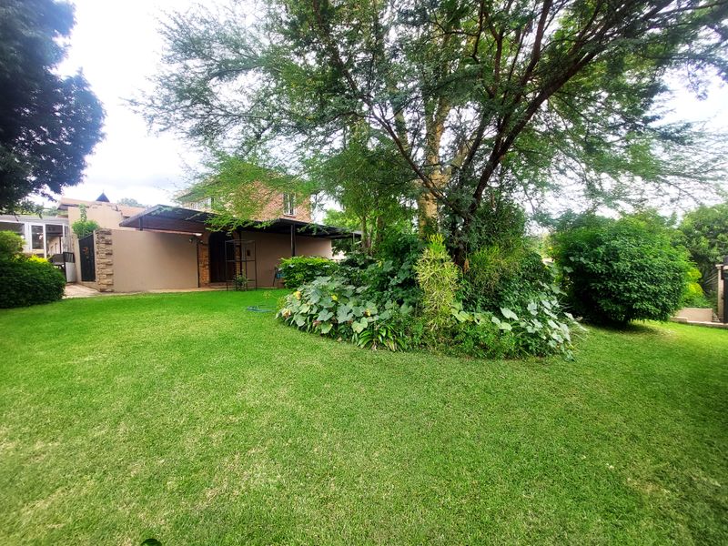 Comfort, Convenience and Secure family living with flatlet - Photo 2