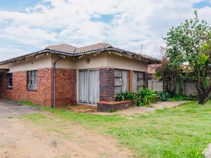 Best Buy by FAR - Solid house selling for way under market price - Investors delight - Photo 3