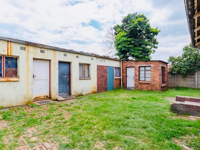 Best Buy by FAR - Solid house selling for way under market price - Investors delight - Photo 7