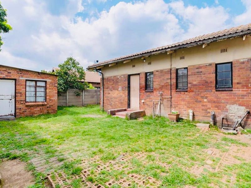 Best Buy by FAR - Solid house selling for way under market price - Investors delight - Photo 6