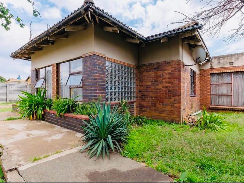 Best Buy by FAR - Solid house selling for way under market price - Investors delight - Photo 5