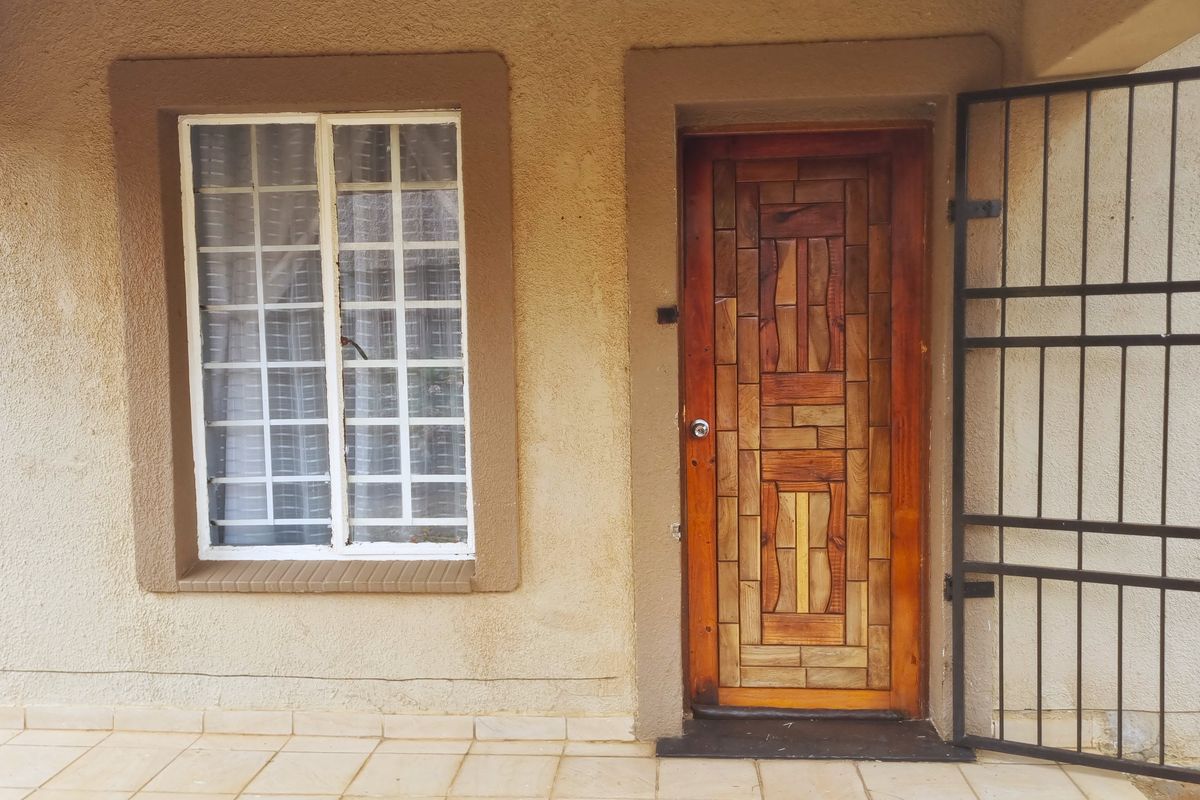 Koster – Country Living at Its Best - Photo 3