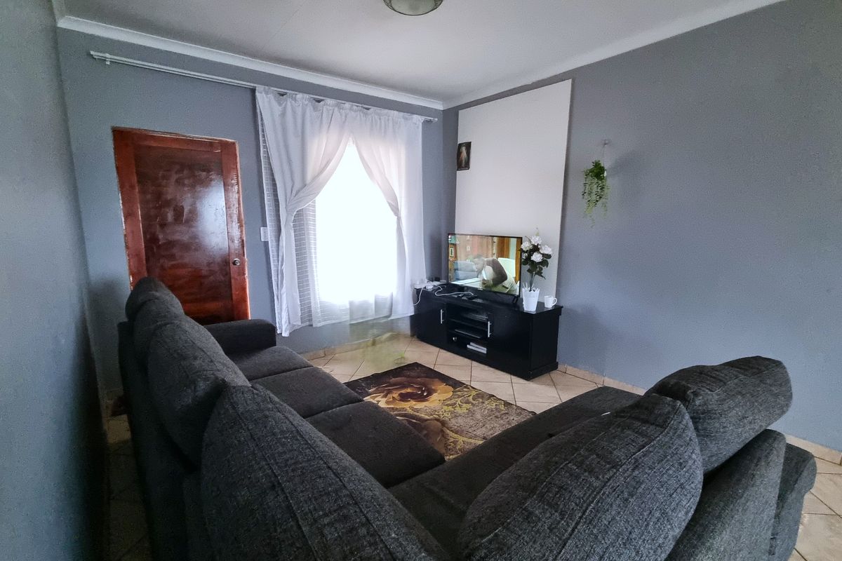 Koster – Country Living at Its Best - Photo 4