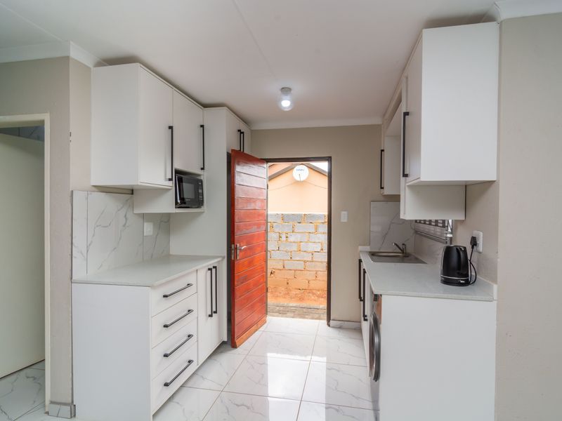 Modern Living in Wilfordon Ext 11 – Prime Location with Real Value - Photo 6