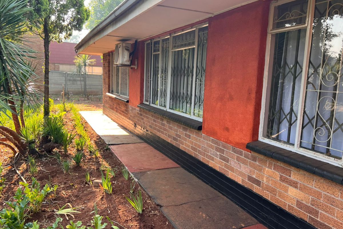 Charming 4-bedroom house in Vereeniging Three River, featuring modern amenities and a spacious yard! - Photo 3