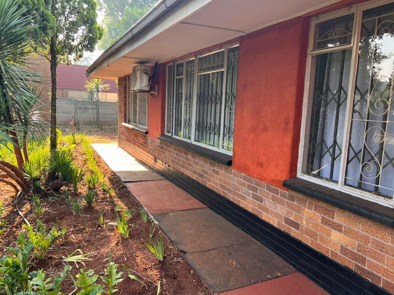 Charming 4-bedroom house in Vereeniging Three River, featuring modern amenities and a spacious yard! - Photo 3