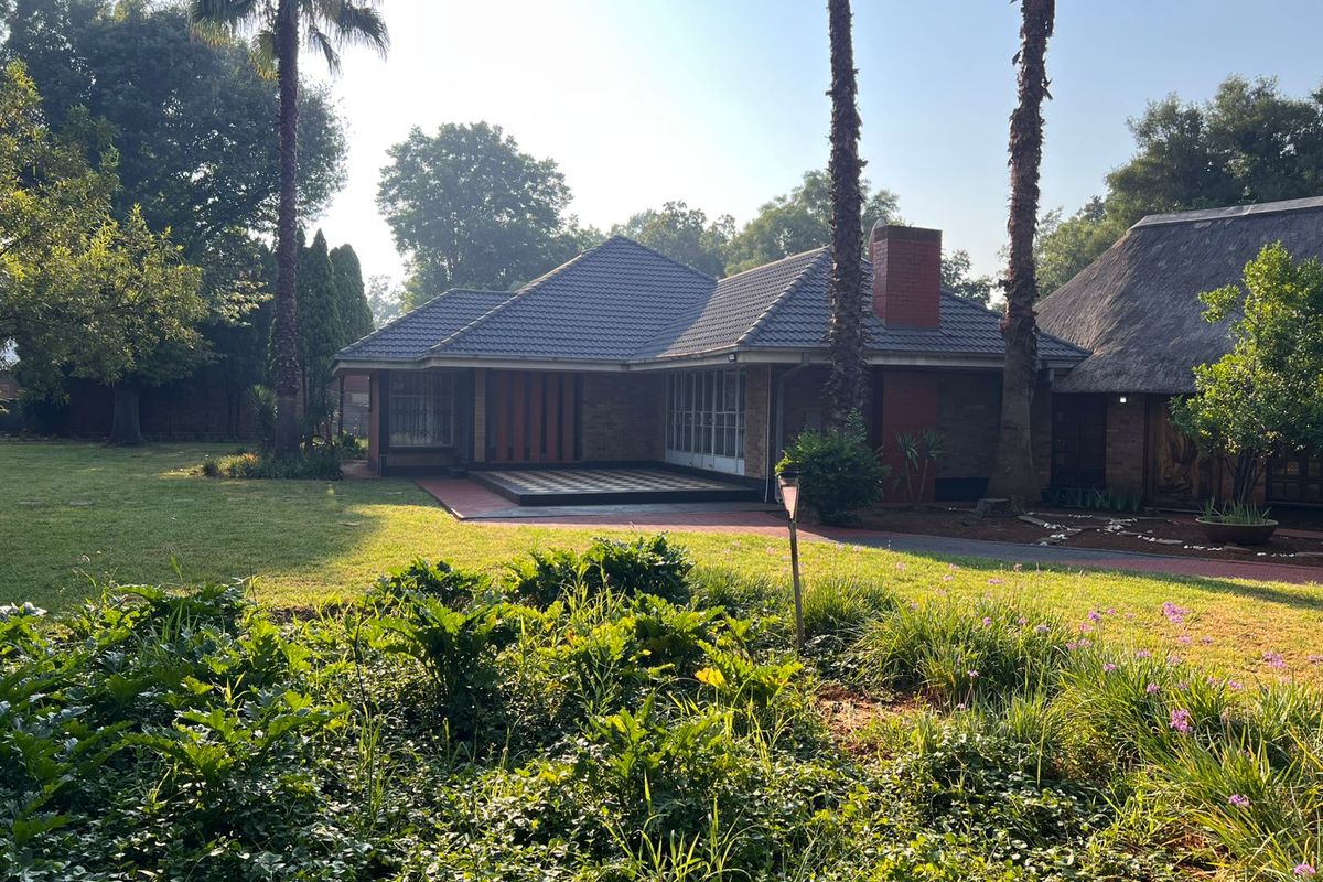 Charming 4-bedroom house in Vereeniging Three River, featuring modern amenities and a spacious yard! - Photo 5