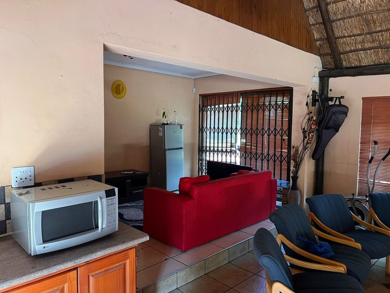 Charming 4-bedroom house in Vereeniging Three River, featuring modern amenities and a spacious yard! - Photo 9