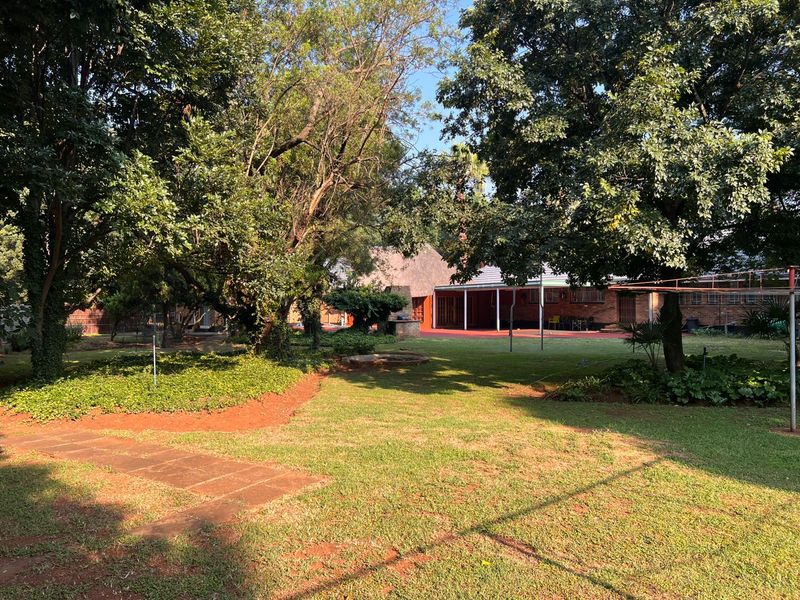 Charming 4-bedroom house in Vereeniging Three River, featuring modern amenities and a spacious yard! - Photo 8