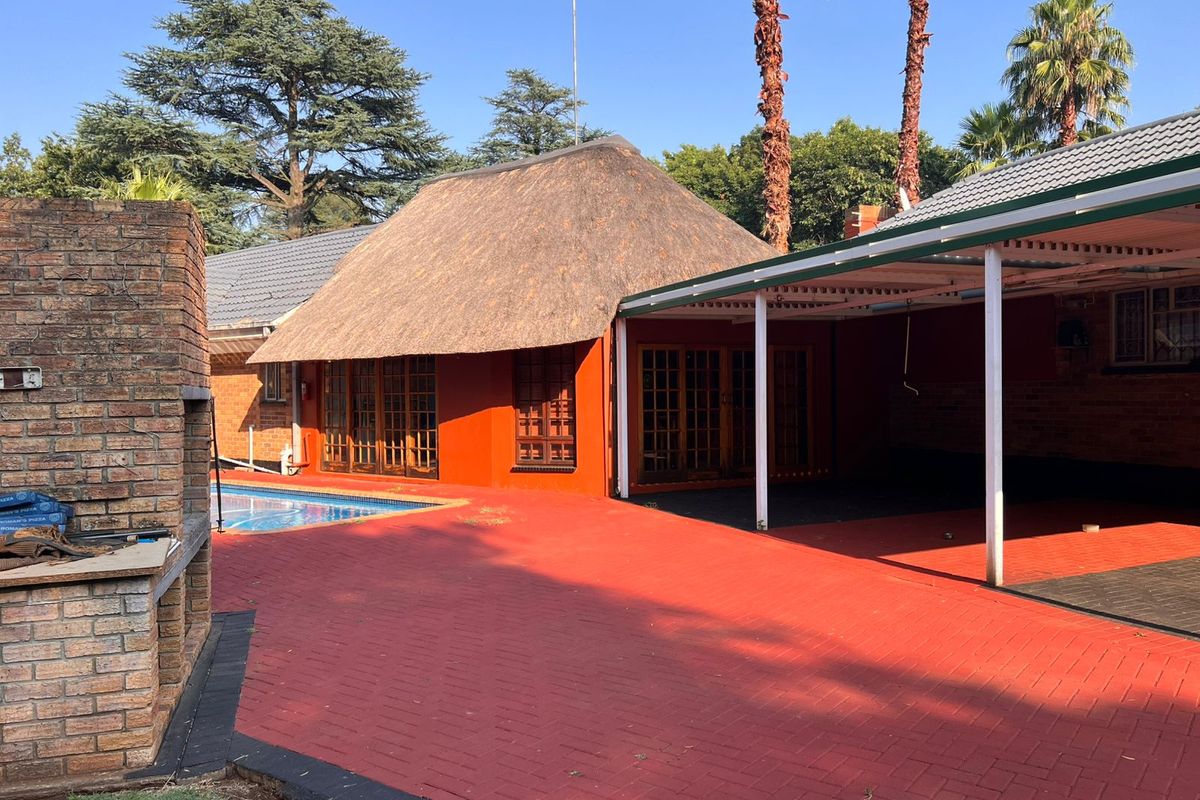 Charming 4-bedroom house in Vereeniging Three River, featuring modern amenities and a spacious yard! - Photo 2