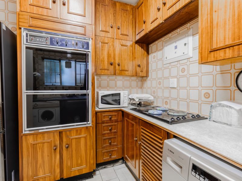 Large 2 Bed 2 Bath Duplex Investment Property in Sandton Central. - Photo 3