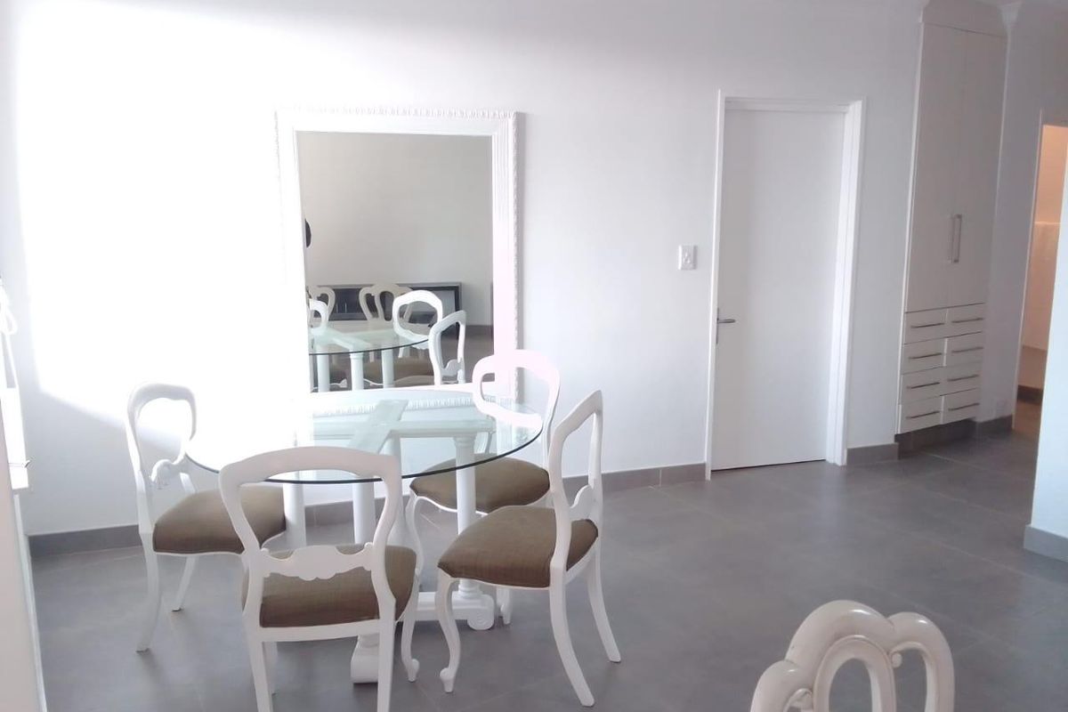 Lovely Furnished 2 Bed 2 Bath Garden Apartment - Photo 4