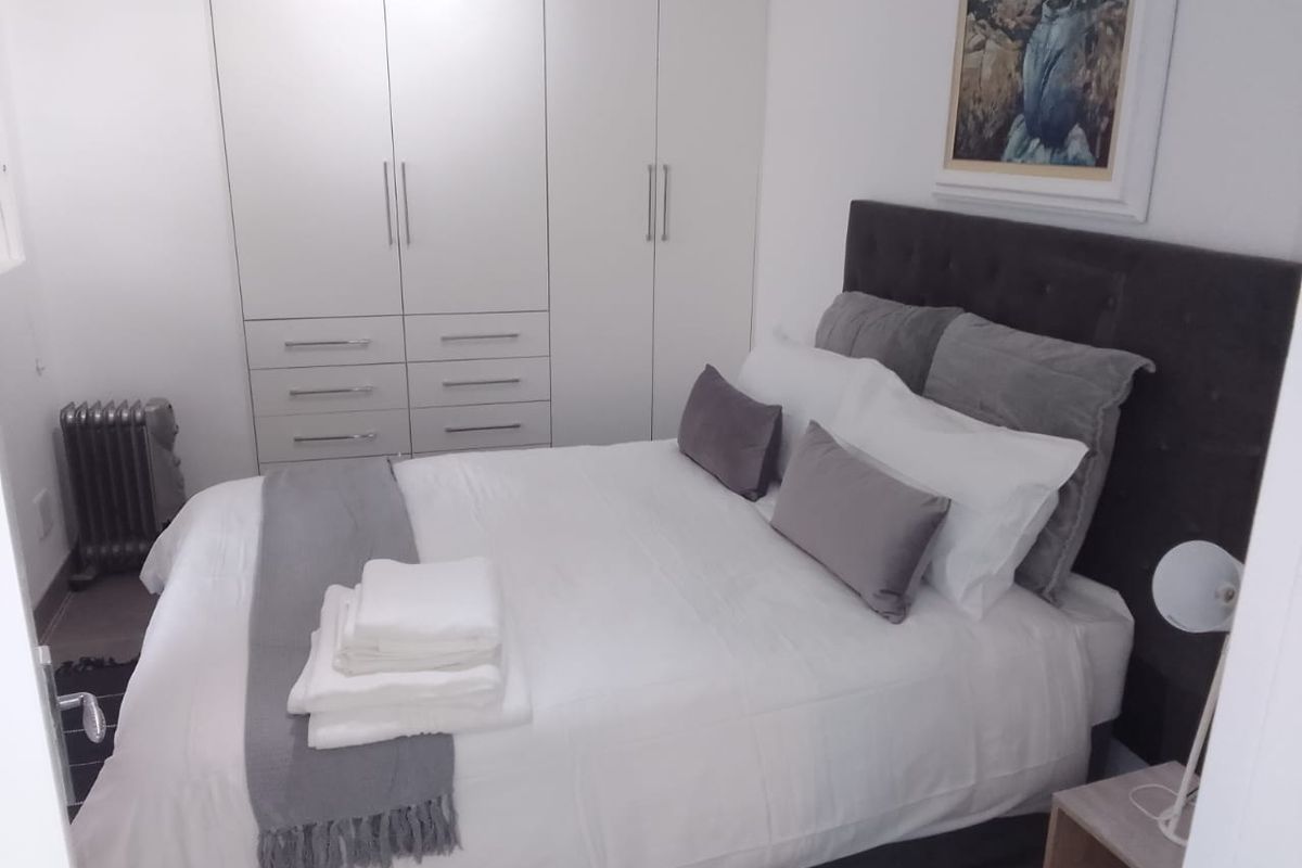 Lovely Furnished 2 Bed 2 Bath Garden Apartment - Photo 3