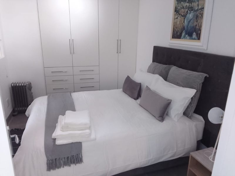 Lovely Furnished 2 Bed 2 Bath Garden Apartment - Photo 3