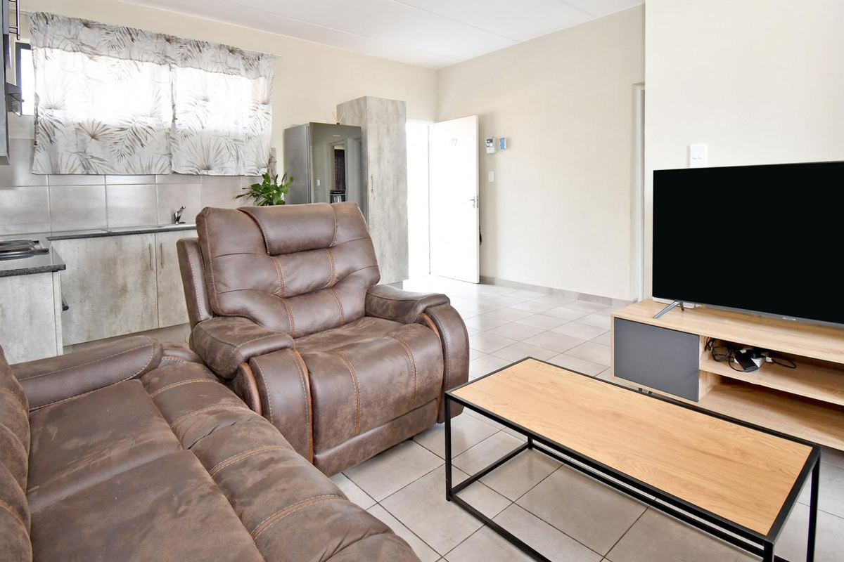 Good as NEW Ground floor unit with own garden and pet friendly - Photo 2