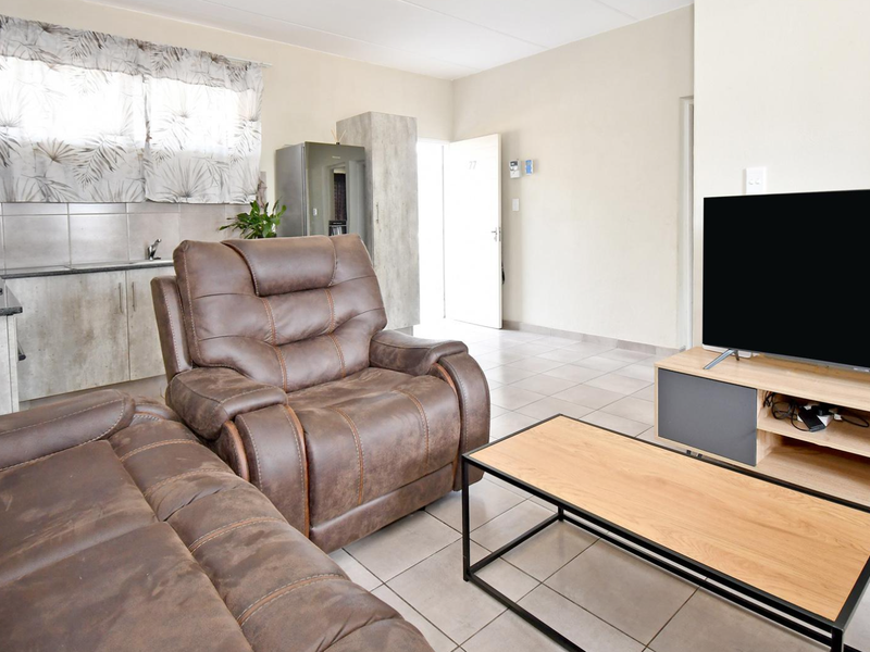 Good as NEW Ground floor unit with own garden and pet friendly - Photo 2