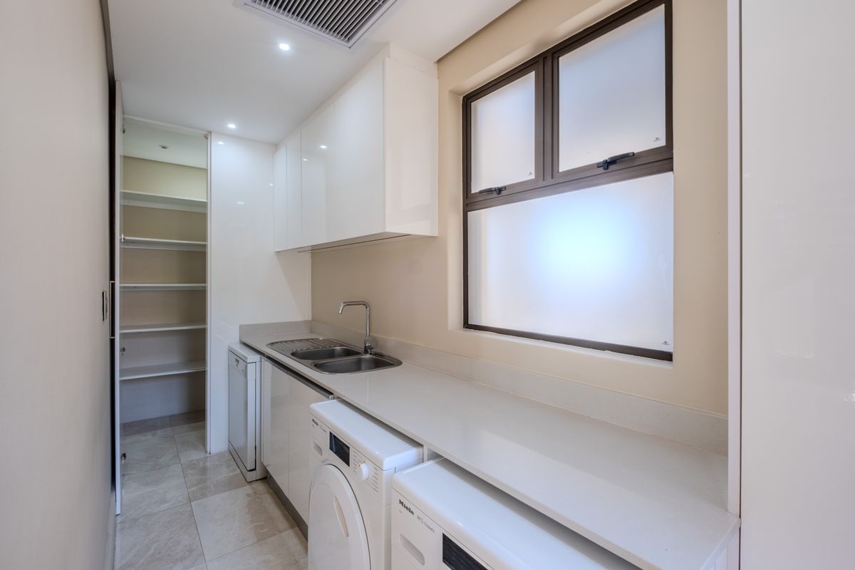 An executive 4 bedroom, 5 bathroom home in secure Izinga Park Estate - Photo 4