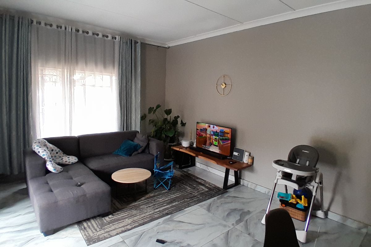 Modern Comfort Meets Low-Maintenance Living - Photo 2